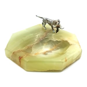 Ashtray with a figure of a hunting dog carrying a duck(l.20.XX century).