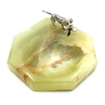Ashtray with a figure of a hunting dog carrying a duck(l.20.XX century).
