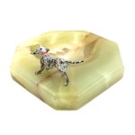 Ashtray with a figure of a hunting dog carrying a duck(l.20.XX century).