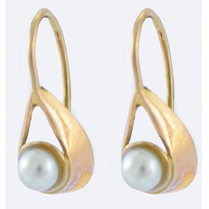 Earrings with pearls