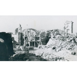 [Rekonstrukce Varšavy] Královský zámek Grodzká brána foto Karol Pęcherski [fotografie cca 1950].