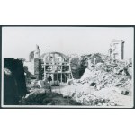 [Rekonstrukce Varšavy] Královský zámek Grodzká brána foto Karol Pęcherski [fotografie cca 1950].