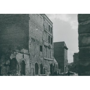 [Reconstruction of Warsaw] Old Town Square from the side of Ignacy Wyssogota Zakrzewski [photograph ca 1950].
