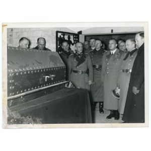 Wizyta Generała Walthera von Brauchitscha, Gubernatora Hansa Franka oraz innych niemieckich oficerów w krypcie na Wawelu przy grobie Marszałka Józefa Piłsudskiego [fotografia 1940]