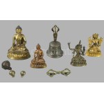 9 darabos antik tibeti szobor és kegytárgy összeállítás. 19. sz. második fele - 20. sz. első fele. Vadzsra, imacsengő...