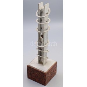 1979, Vilt Tibor (1905-1983): Emlékmű. Geometrikus alumínium elemekből összeállított...