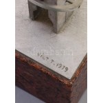 1979, Vilt Tibor (1905-1983): Emlékmű. Geometrikus alumínium elemekből összeállított...