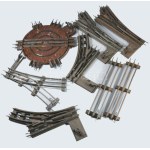 cca 1930 Marklin 41 részes vonatsín készlet fordítókoronggal. Benne egyenes és íves sínek, jobb- és baloldali váltók...