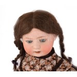 cca 1920-1950 Heubach Köppelsdorf játékbaba. Papírmasé, porcelán, igazi haj, nyelve van, combjánál sérüléssel, m...