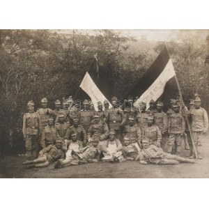 cca 1910-1915 Magyar katonai alakulat csoportképe, nemzeti zászlókkal (az egyiken Éljen a király felirattal)...