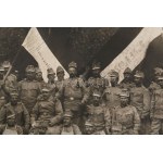 cca 1910-1915 Magyar katonai alakulat csoportképe, nemzeti zászlókkal (az egyiken "Éljen a király" felirattal)...