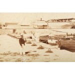 cca 1890-1900 Póla, Fisella, dokk matrózokkal és hajókkal; nagyméretű fotó kartonon, Alois Beer K.u.K. Hof...