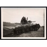 1939 A magyar gyártású 38M Toldi könnyű harckocsi tereppróbán, fedélzeten Pleskott Dezső fejlesztőmérnökkel, fotó...