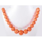 Mediterrán korall verlauf nyaklánc 18 karátos arany (Au) kapoccsal. Közepe felé növekvő nagyságú...