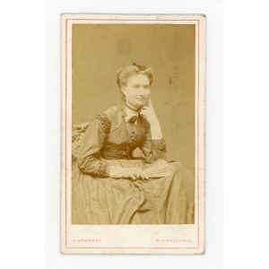 Warschau fot. K. Brandel - Frau mit Kette. Trauerschmuck (151)