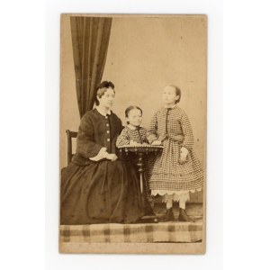 Krosno, Sanok photo by Jan Paczosinski - Woman with daughters (159)