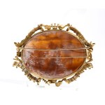 GIOVANNI NOTO (Torre del Greco 1902 - 1985) Gold shell cameo brooch