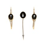 Yellow gold brooch and earring set with semi-precious stone inlays