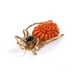 Coral sapphire and diamonds gold brooch