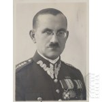 20th century / Poland / Second Polish Republic: Portrait photograph of a Polish Army captain / Wound Badge / Cross of Merit / "Poland to Its Defender"