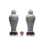 PAIR OF MONUMENTAL VASES WITH FOO LION DECORATION | (CHINA / CHINESE LATE 19TH CENTURY (GUANGXU PERIOD) OR FIRST HALF OF THE 20TH CENTURY.)