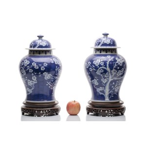 PAIR OF GINGER JARS WITH BLOSSOMING PLUM TREE DECORATION | (CHINA / CHINESE SECOND HALF OF THE 20TH CENTURY, STYLED AFTER QING DYNASTY MODELS)
