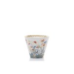 EARLY MEISSEN CUP IN THE KAKIEMON STYLE FROM THE COLLECTION OF AUGUSTUS THE STRONG | MEISSEN (GERMANY / GERMAN 1725 - 1732, PERIOD OF J. G. HÖROLDT)