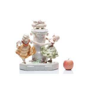 MONUMENTAL VASE WITH FIGURAL DECORATION OF CHILDREN BY A FLOWER COLUMN | (AUSTRIA-HUNGARY / AUSTRO-HUNGARIAN AROUND 1910)