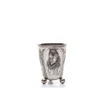 SILVER TRIPOD CUP WITH PORTRAIT OF WILLIAM I OF ORANGE | WOLF & KNELL, HANAU (GERMANY / GERMAN 1880 - 1920)
