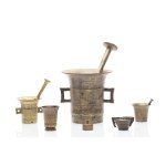 CONVOLUTE OF BRASS OBJECTS - MORTARS, WEIGHTS AND A CANDLESTICK MADE FROM A CARTRIDGE CASE | (AUSTRIA-HUNGARY / AUSTRO-HUNGARIAN EARLY 20TH CENTURY)