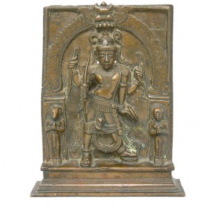 Plakietka z figurką Śiwy w jego formie Virabhadry z Dakszą o twarzy koła i boginią Bhadrakali