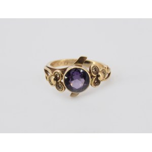 Ring with amethyst