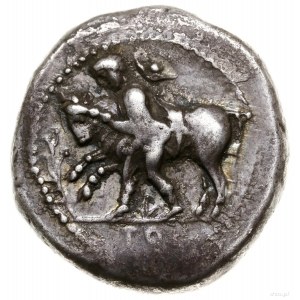 Drachma, IV w. pne; Aw: Młodzieniec ujarzmiający byka k...