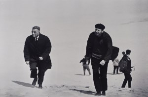 Antanas Sutkus, J. P. Sartre su M. Sluckiu Kuršių Neringoje kopose.