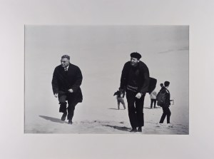 Antanas Sutkus, J. P. Sartre su M. Sluckiu Kuršių Neringoje kopose.