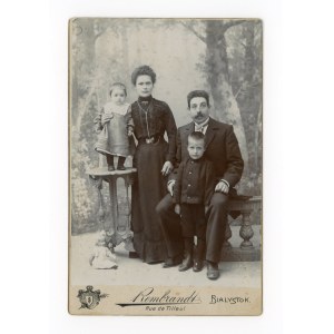 Bialystok, family photograph, photo by Rembrandt. Cabinet (173)