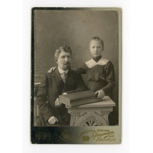 Minsk, father and daughter, photo by L. Epsztein. Cabinet (176)
