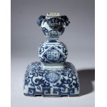 A blue and white porcelain candlestick with schematic decorations and medallions with Arabic inscriptions. China, Qing Dynasty (1644-1912), late 19th century.