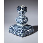 A blue and white porcelain candlestick with schematic decorations and medallions with Arabic inscriptions. China, Qing Dynasty (1644-1912), late 19th century.