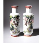 A pair of porcelain vases depicting magpies in a natural landscape. China, 20th century.