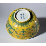 Porcelain bowl painted with yellow and green enamels and dragon figures. China, 20th century.