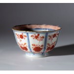 Painted export porcelain bowl with floral decorations in Imari style, China, early 20th century