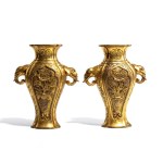 A pair of gold-plated bronze vases. China, Qing Dynasty (1644-1912), 19th century.