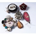 Lot of 28 brooches and pendants, Lot of 28 brooches and pendants