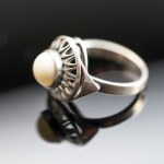 Warmet. Ring with white agate.