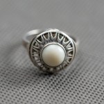 Warmet. Ring with white agate.