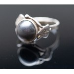 Agate Klodzko. "Leaves" ring with black stone.