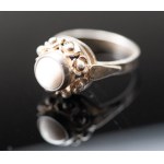 Agate Klodzko. Flower ring with white eyelet.