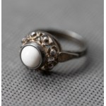 Agate Klodzko. Flower ring with white eyelet.