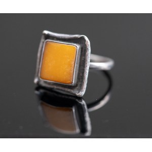 Grande bague d'auteur avec ambre.